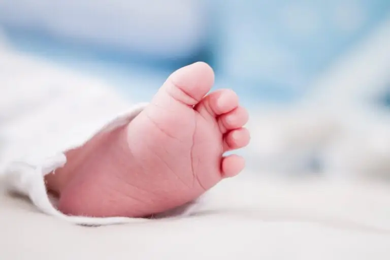 baisse natalité france photo pied de bébé
