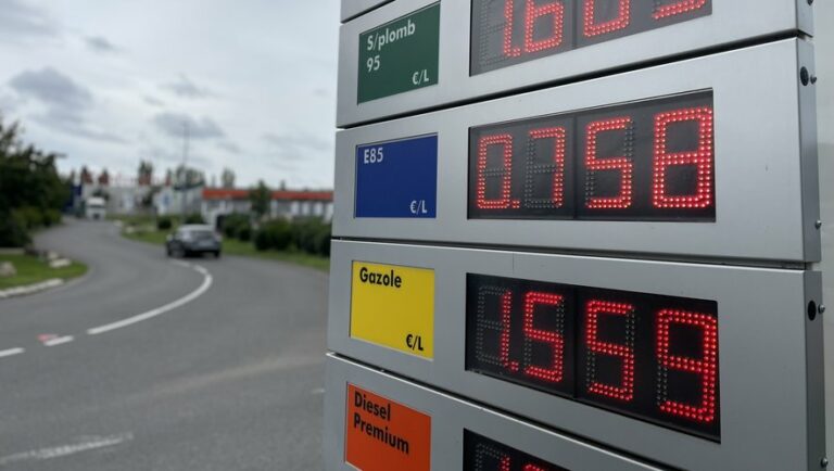 Panneau de prix d'une station-service affichant en chiffres rouges le prix au litre du sans-plomb 95, de l'E85 et du gazole, avec trois décimales