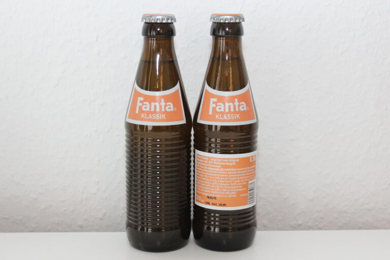 Deux petites bouteilles de Fanta Klassik en verre brun à étiquette orange, réédition allemande inspirée de la recette d'origine