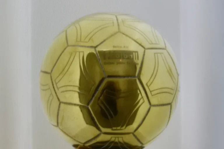 Le Ballon d'or remporté par Zinédine Zidane en 1998, un ballon doré exposé au musée du Real Madrid