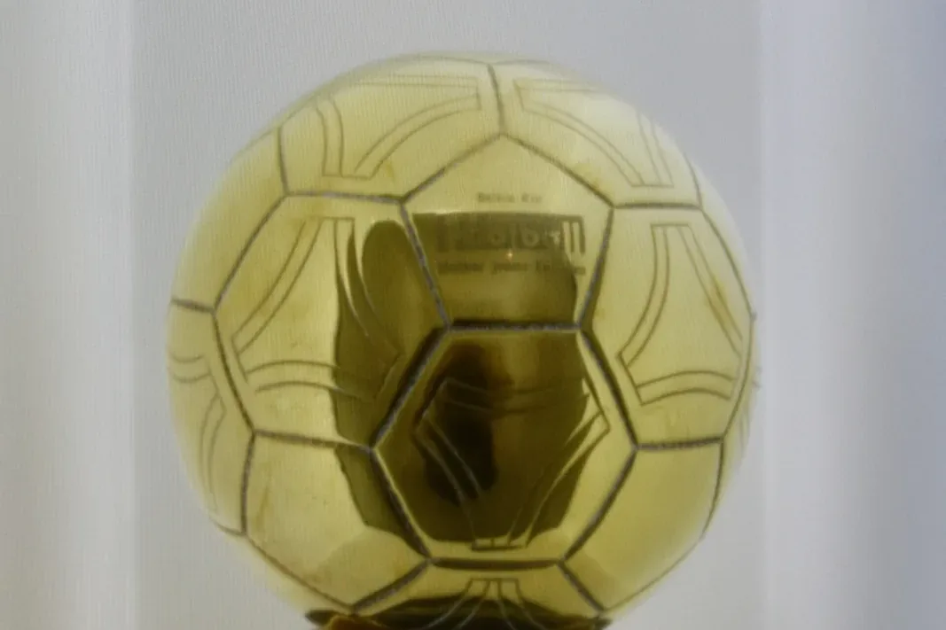 Le Ballon d'or remporté par Zinédine Zidane en 1998, un ballon doré exposé au musée du Real Madrid
